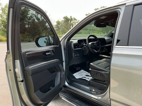 Used 2025 Chevrolet Tahoe Premier AWD/4WD image 16