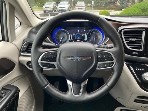 Used 2017 Chrysler Pacifica Touring-L Plus w/ Advanced Safetytec Group image 21