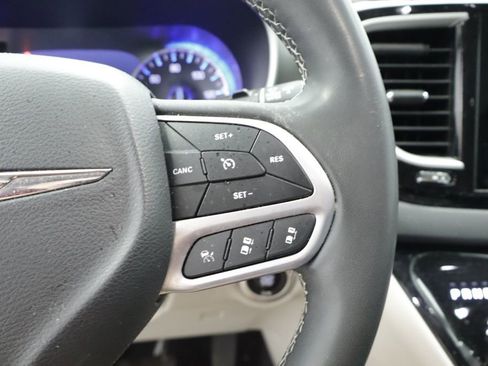 Used 2023 Chrysler Pacifica Touring-L FWD image 26