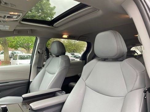 Used 2023 Toyota Sienna XLE FWD image 2