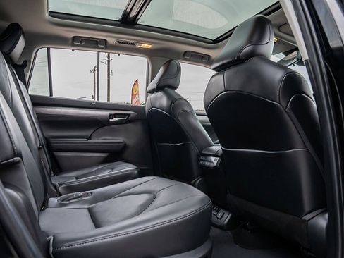 Used 2022 Toyota Highlander Platinum FWD image 23