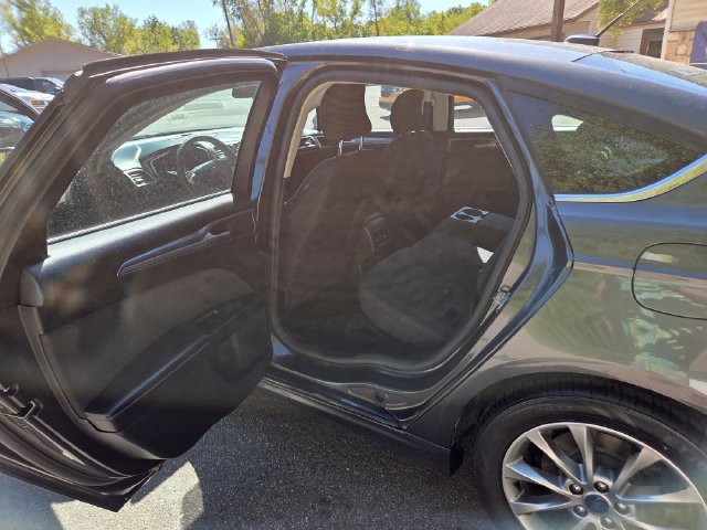 Used 2017 Ford Fusion SE w/ Fusion SE Technology Package FWD image 26