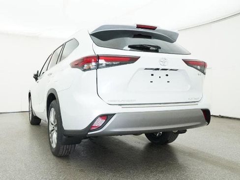 New 2026 Toyota Highlander Platinum image 22