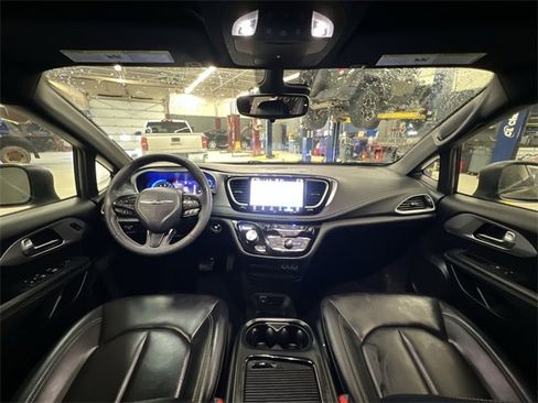 Used 2023 Chrysler Pacifica Touring-L w/ S Appearance Package image 14