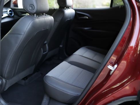 Used 2025 Chevrolet Trax LT w/ LT Convenience Package FWD image 23