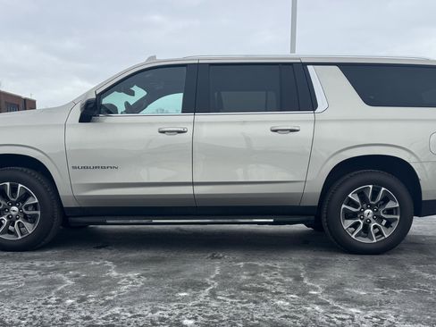 Used 2024 Chevrolet Suburban LT w/ Luxury Package image 7
