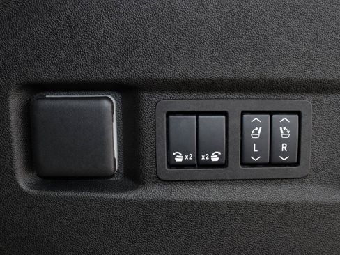 Used 2025 GMC Yukon AT4 AWD/4WD image 18