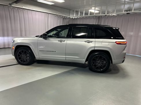 Used 2025 Jeep Grand Cherokee Summit w/ Obsidian Package AWD/4WD image 4