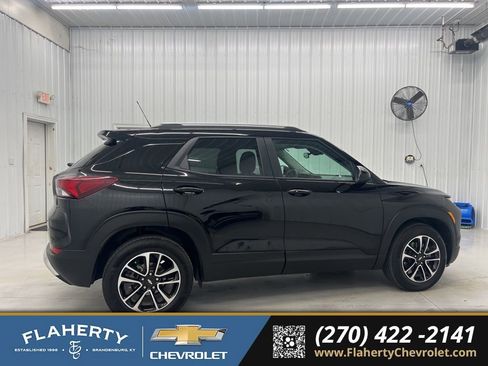 Used 2025 Chevrolet TrailBlazer LT image 2