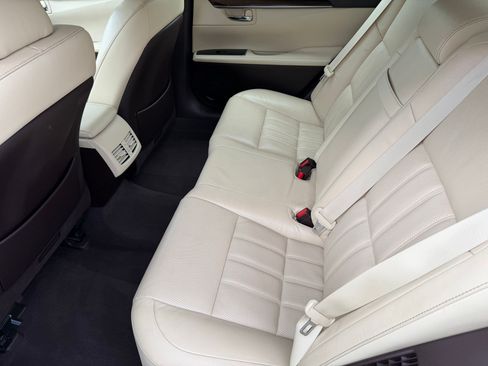 Used 2016 Lexus ES 300h w/ Luxury Package w/Wood Trim FWD image 23