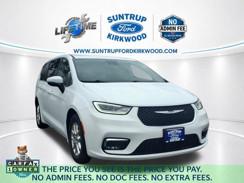 Used 2023 Chrysler Pacifica Touring-L FWD image 1