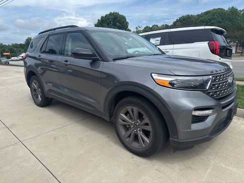 Used 2023 Ford Explorer XLT w/ Equipment Group 202A AWD/4WD image 3