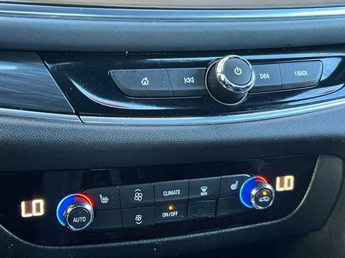 Used 2022 Buick Enclave Essence image 23