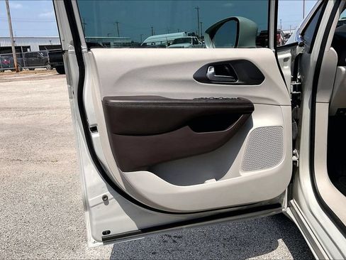 Certified 2019 Chrysler Pacifica Touring-L Plus FWD image 17