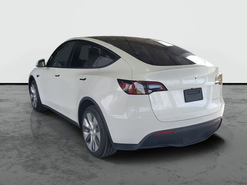 Used 2023 Tesla Model Y AWD image 3