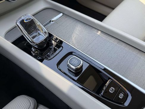 Used 2023 Volvo XC60 B5 Ultimate w/ Climate Package FWD image 6