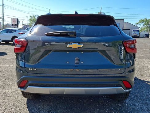 Used 2025 Chevrolet Trax LT FWD image 4