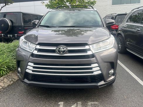 Used 2019 Toyota Highlander XLE FWD image 3