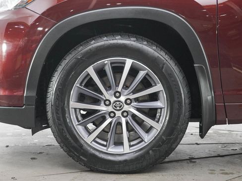 Used 2017 Toyota Highlander XLE AWD/4WD image 29