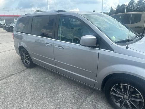 Used 2017 Dodge Grand Caravan SXT FWD image 3