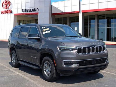 Used 2023 Jeep Wagoneer 4WD image 2