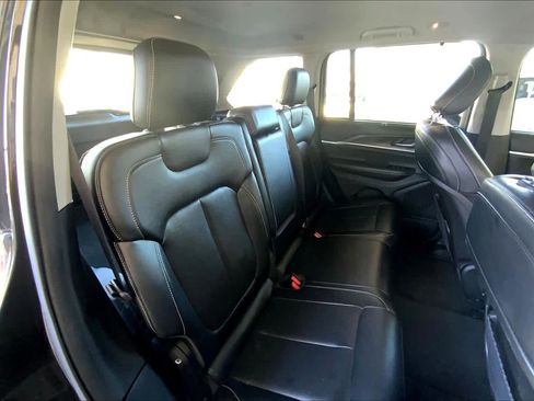 Used 2023 Jeep Grand Cherokee Limited w/ Luxury Tech Group II image 18