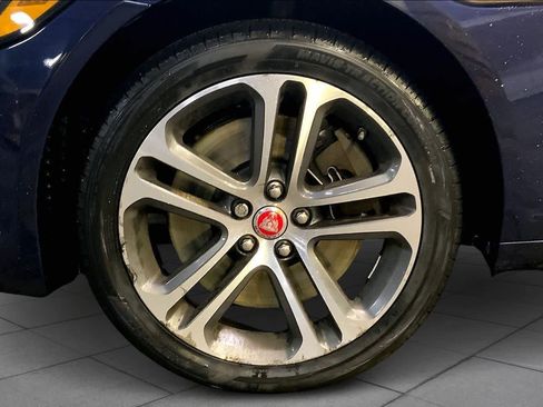 Used 2017 Jaguar XE Premium image 10