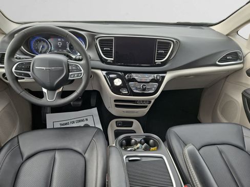 Used 2024 Chrysler Pacifica Touring-L FWD image 10