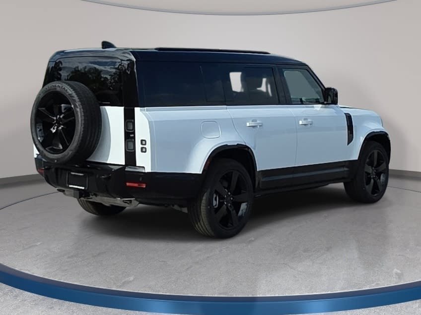 New 2026 Land Rover Defender 130 X-Dynamic SE AWD/4WD image 4