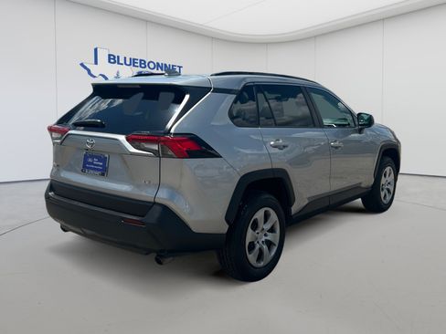 Used 2020 Toyota RAV4 LE FWD image 5