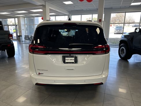 New 2026 Chrysler Pacifica Pinnacle FWD image 8