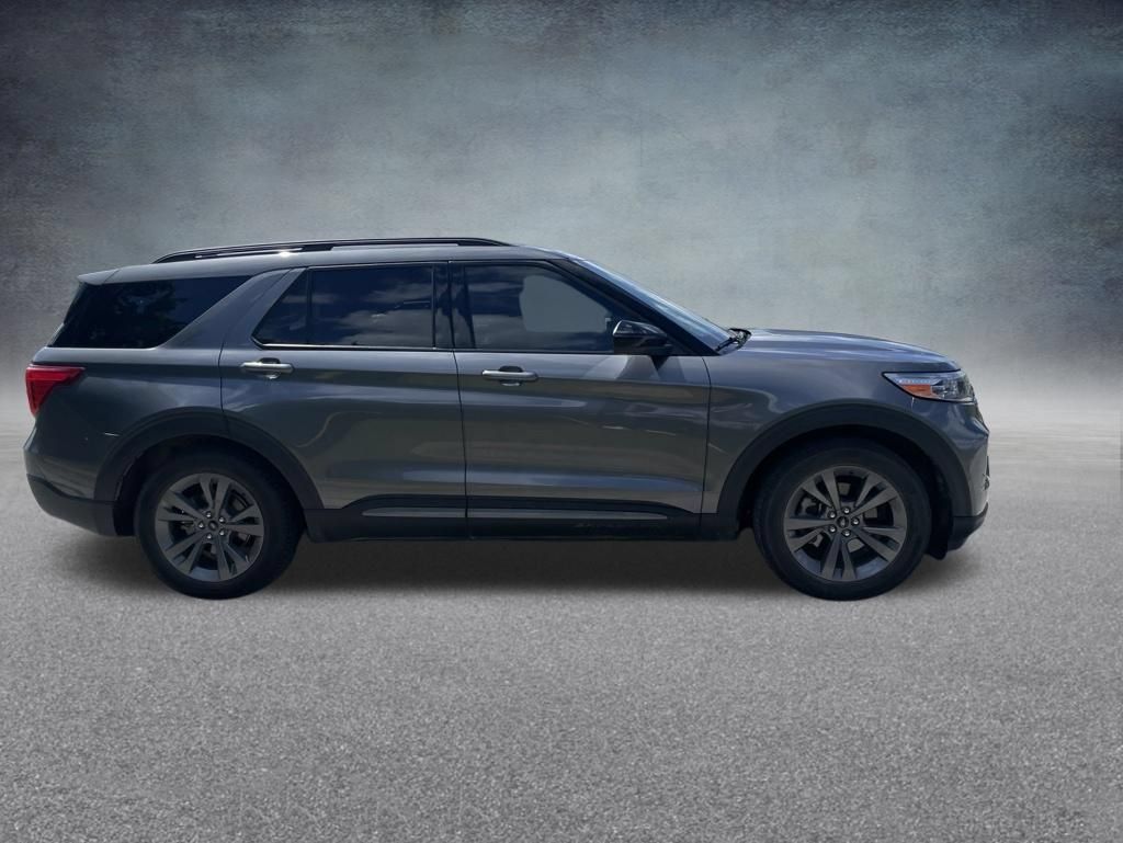 Used 2023 Ford Explorer XLT w/ Equipment Group 202A RWD image 2
