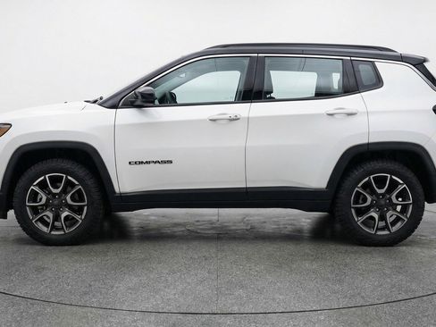 Used 2025 Jeep Compass Trailhawk image 5