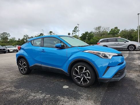 Used 2019 Toyota C-HR XLE FWD image 2