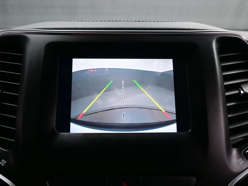 Used 2019 Jeep Cherokee Latitude w/ Cold Weather Group image 17