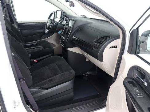 Used 2016 Dodge Grand Caravan SXT w/ UConnect Hands-Free Group image 19