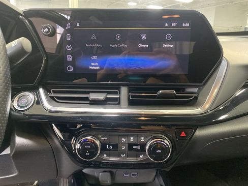 Used 2024 Chevrolet Trax RS w/ Sunroof Package FWD image 18