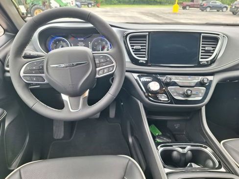Used 2026 Chrysler Pacifica Limited FWD image 13