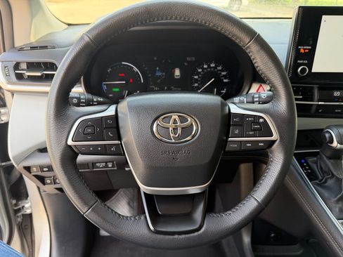 Used 2025 Toyota Sienna XLE FWD image 12