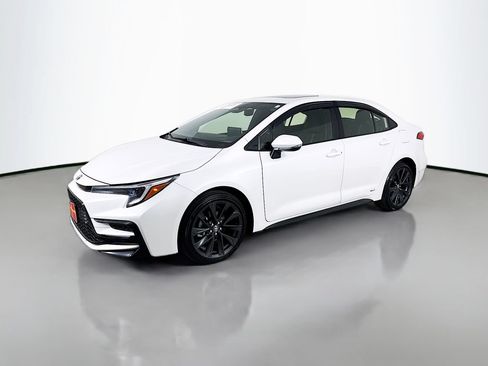 Certified 2025 Toyota Corolla SE w/ SE Premium Package AWD/4WD image 3