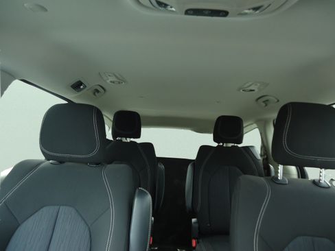 Used 2023 Chrysler Voyager LX FWD image 33