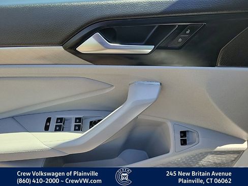 Certified 2024 Volkswagen Jetta SE w/ Panoramic Sunroof Package FWD image 40