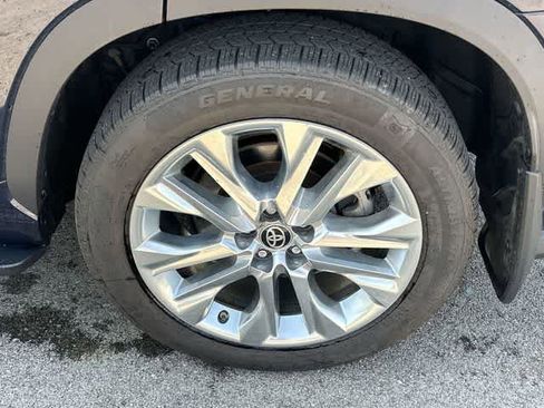Used 2021 Toyota Highlander Limited AWD/4WD image 5
