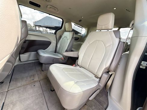 Used 2018 Chrysler Pacifica Touring-L image 27