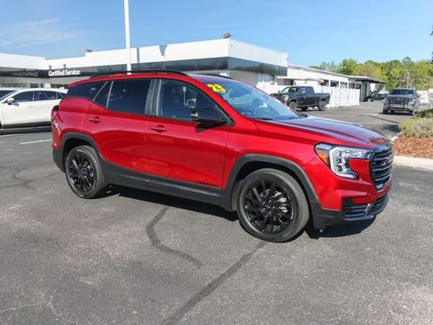 Used 2023 GMC Terrain SLE w/ Driver Convenience Package image 12