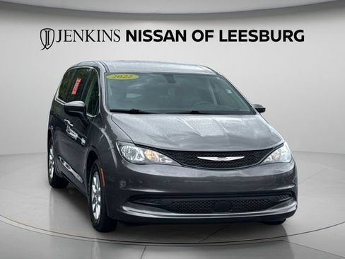 Used 2022 Chrysler Voyager LX FWD image 2