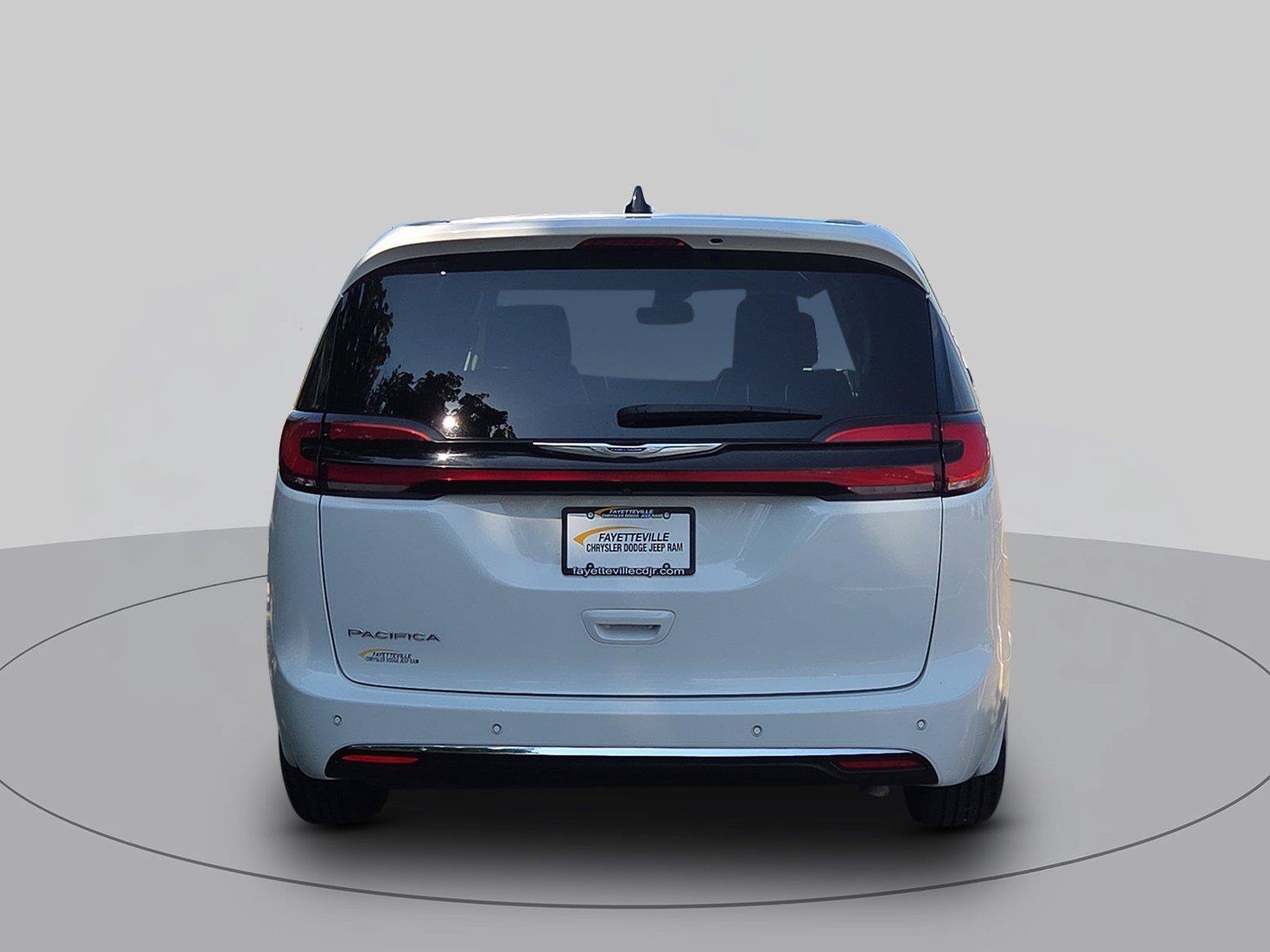 Used 2023 Chrysler Pacifica Touring-L FWD image 4