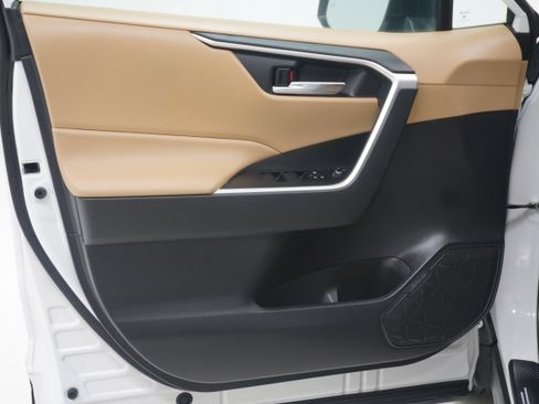 Used 2020 Toyota RAV4 XLE FWD image 14