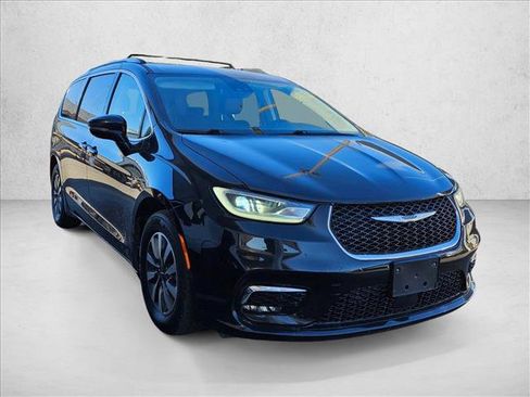 Used 2021 Chrysler Pacifica Touring-L w/ Premium & Safety Sphere Group image 4