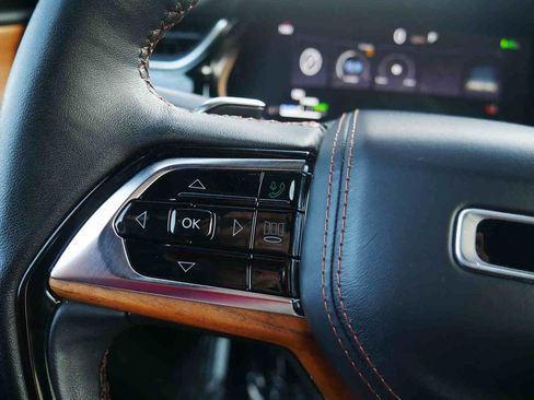 Certified 2022 Jeep Grand Cherokee Summit AWD/4WD image 37